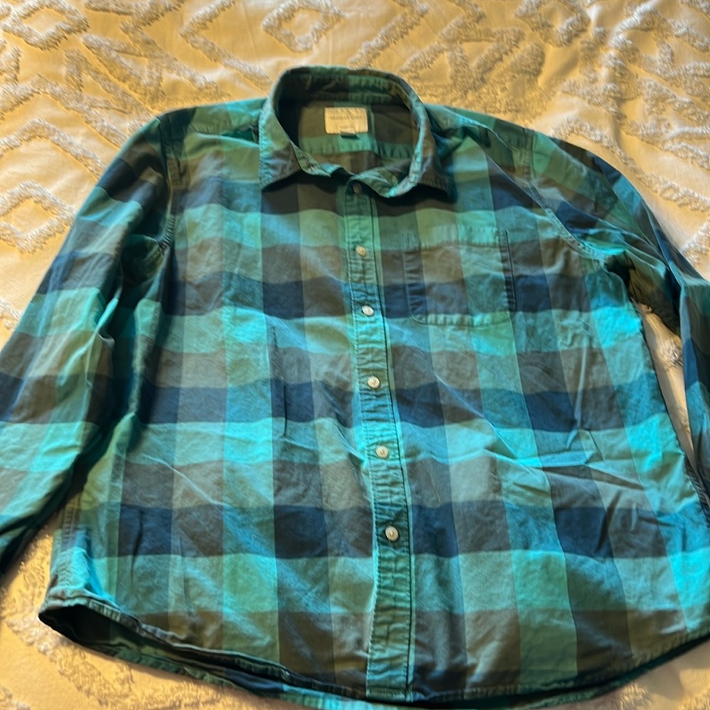 Men’s American Eagle button down shirt. Size XL classic fit.